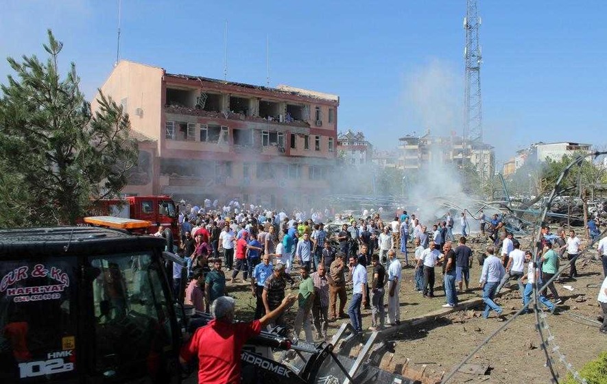 Six killed and 220 injured in Turkey car bomb attacks