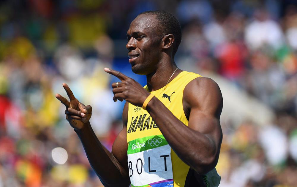 Usain Bolt runs 20.28 seconds to reach the semi-finals of the men's 200m