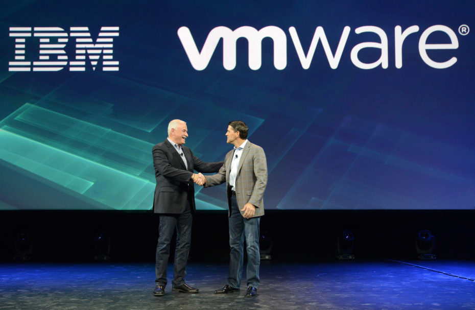 Robert LeBlanc left senior vice president of IBM cloud shakes hands with Carl Eschenbach formerly president and chief operating officer of VMware onstage at an event in February 2016.
En la imagen de izquierda a derecha el vicepresidente sénior