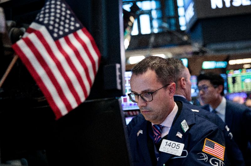 At the closing bell the Dow Jones Industrial Average was up 0.1 percent at 18,547.30