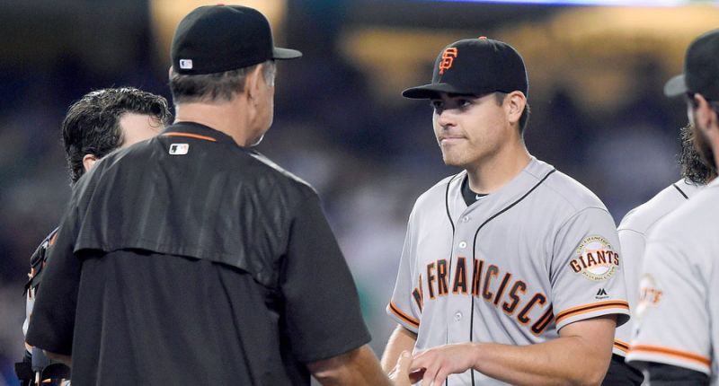 Giants manager Bruce Bochy relieves Matt Moore in the ninth