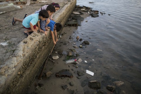 US sailor lends hand to clean Rio's bay before Games