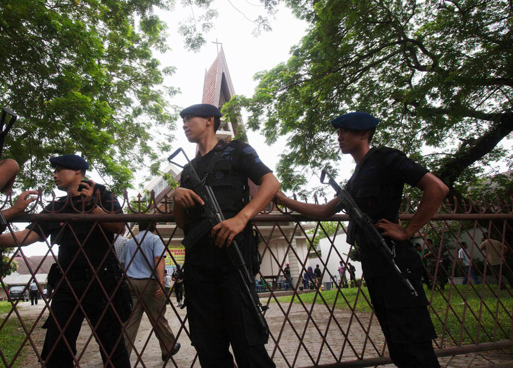 Would-be bomber fails to detonate in Indonesian church