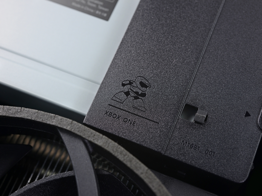 There’s a Tiny Master Chief Inside Every Xbox One S