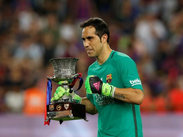 Claudio Bravo celebrates with the Spanish Super Cup trophy