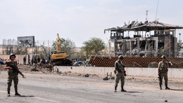 Turkish soldiers stand on guard at the site of a car bomb explosion blamed on Kurdistan Workers&#039 Party rebels