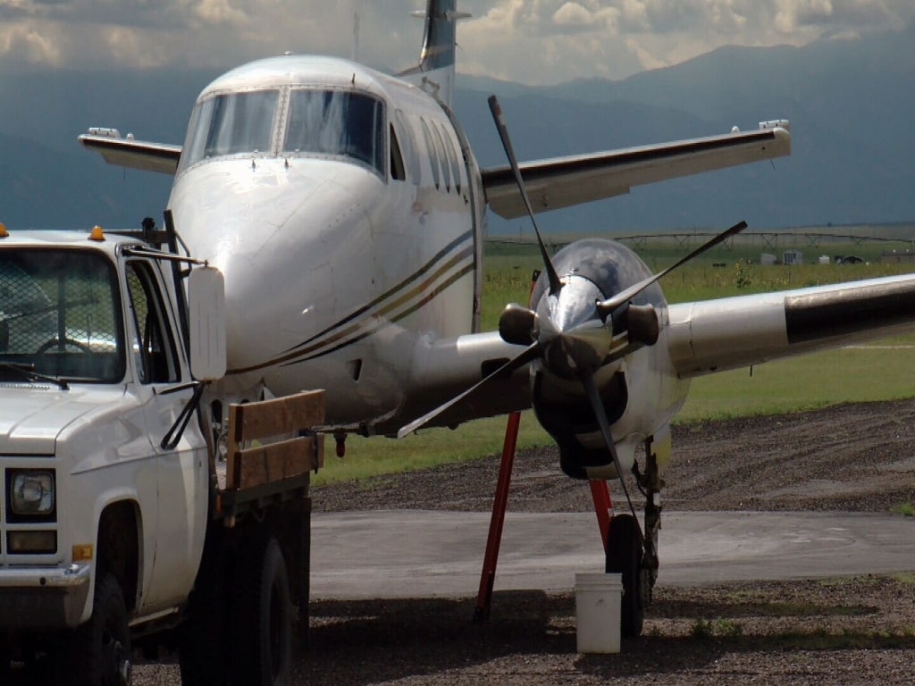 Skydiving plane makes emergency landing at Springs East Airport