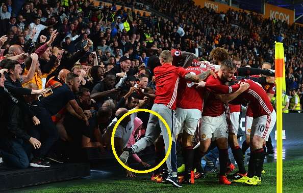 Marouane Fellaini helps fan Manchester United Hull City Rashford goal