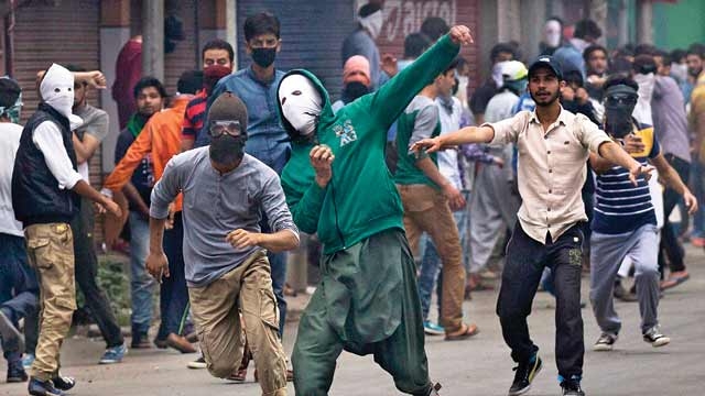 Ahead of all-party team's visit teen killed in clashes in Kashmir