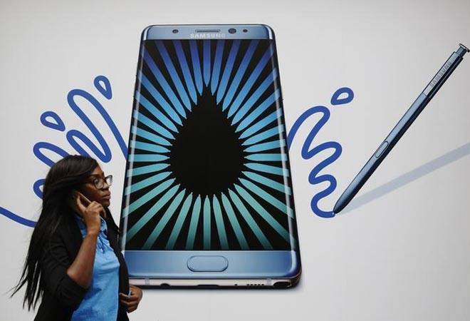 Samsung trips on quality control in rush to pip Apple