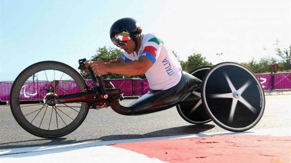 Former CART champion Alex Zanardi wins Paralympic gold in Rio