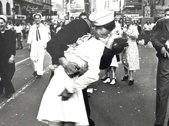 Greta Zimmer Friedman, 'Nurse' in Iconic WWII Kissing Photo, Dies at 92