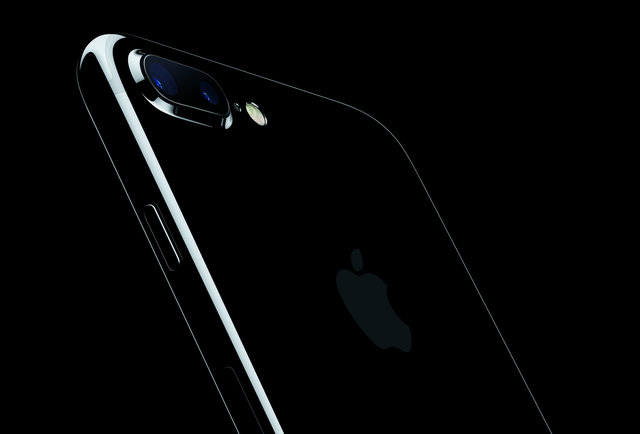 Apple Already Admitted the Jet       Black iPhone 7 Will Be Covered       in Scratches     Apple Already Admitted the Jet Black iPhone 7 Will Be Covered in Scratches