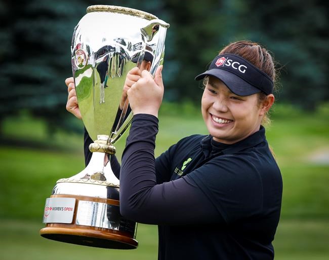 Thailand's Ariya Jutanugarn holds the trophy after winning the LPGA Canadian Open tournament in Priddis Alta. Sunday Aug. 28 2016. THE CANADIAN PRESS  Jeff McIntosh