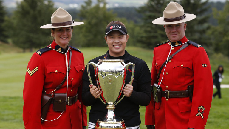 Ariya Jutanugarn celebrates her Canadian Open win with two Mounties