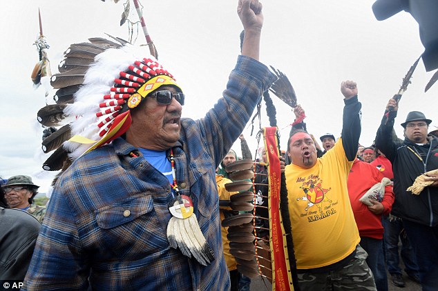 The Obama administration halted work on the four-state $3.8 billion oil pipeline in North Dakota that has angered members of the Standing Rock Sioux Tribe, until more environmental assessments can be done