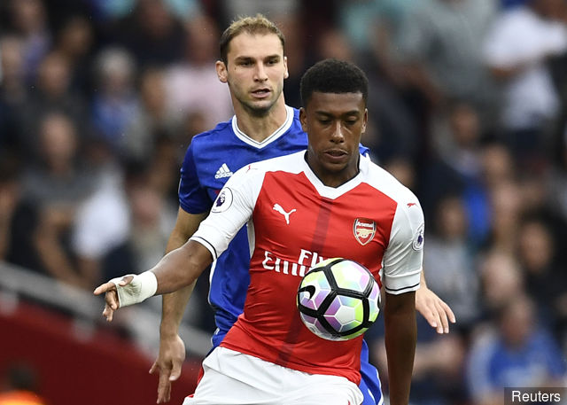 Arsenal's Alex Iwobi in action with Chelsea's Branislav Ivanovic