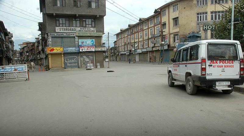 SRINAGAR AUG 31- A police vehicle stationed on deserted Budshah Chowk in Srinagar where curfew has been lifted by the authorities. However separatists sponsored general strike paralysed life in the Kashmir valley on the 54th day on Wednesday. UNI