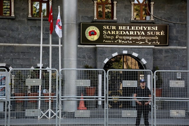 Turkey removes 28 mayors over PKK or Gulen links