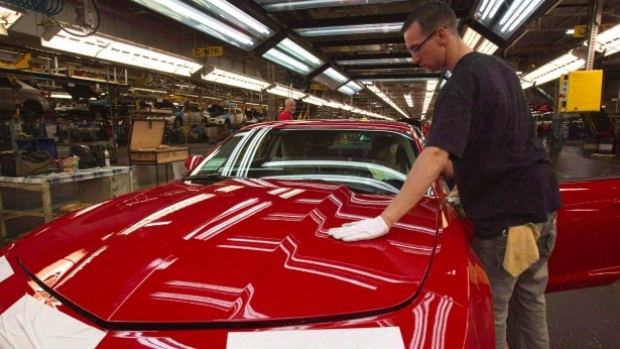 Auto workers vote to accept a new contract with General Motors