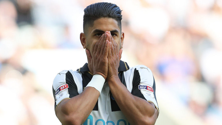 Ayoze Perez reacts during Newcastle's defeat against Wolves