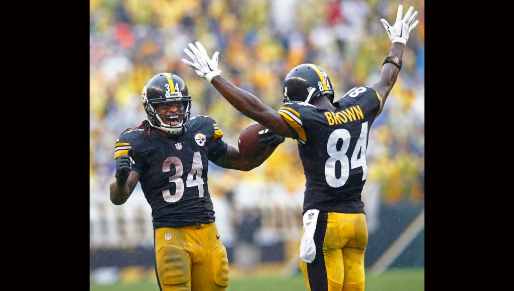 Pittsburgh Steelers running back De Angelo Williams celebrates his touchdown with wide receiver Antonio Brown during the second half of an NFL football game against the Cincinnati Bengals in Pittsburgh Sunday Sept. 18 2016