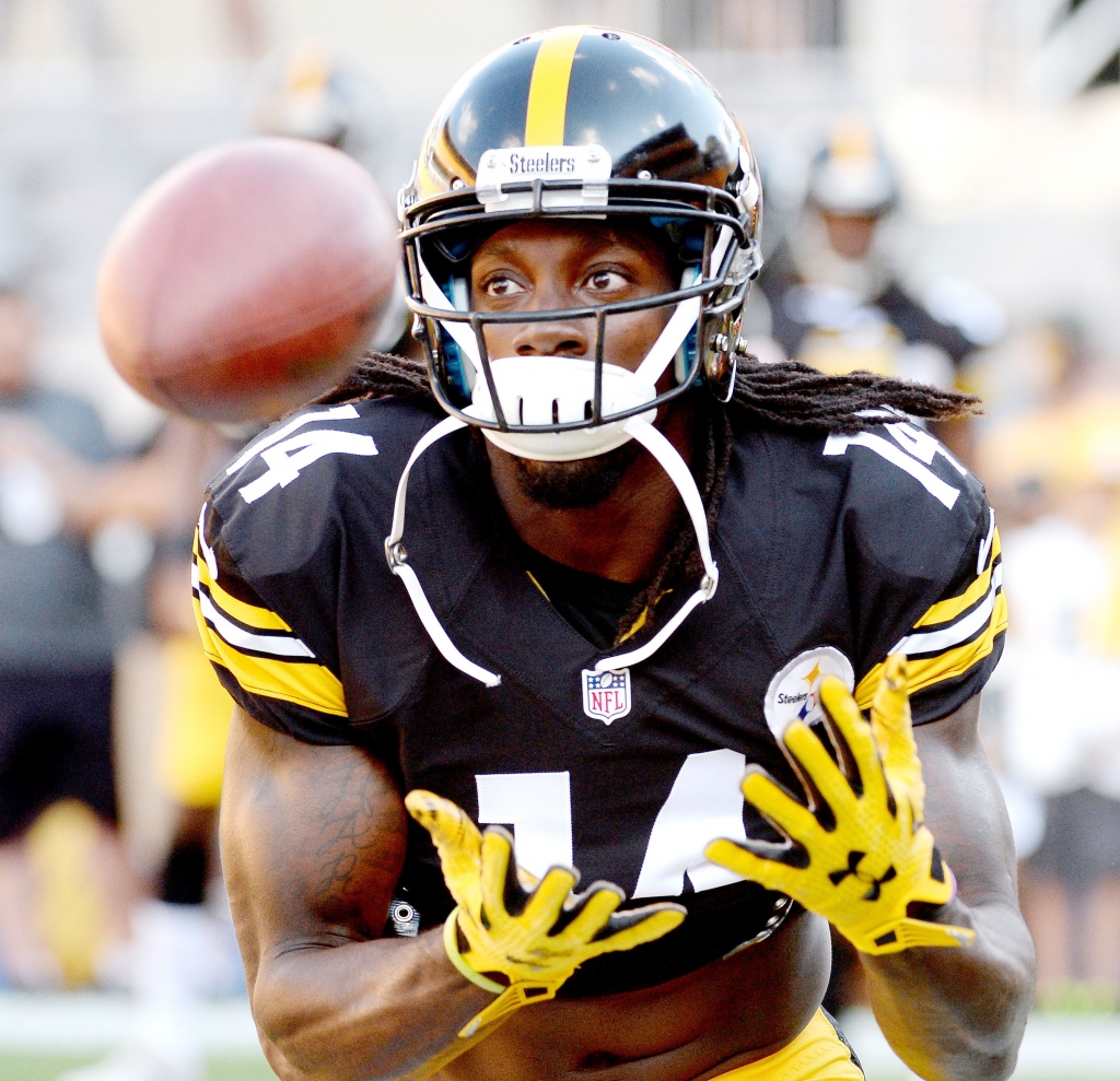 20160818mfsteelerssports01 Matt Freed  Post-Gazette Steelers&#39 Sammie Coates pulls in a pass during pregame as his team prepares to take on the Eagles in a preseason game at Heinz Field. The team is counting on Coates to help replace suspended Martavis