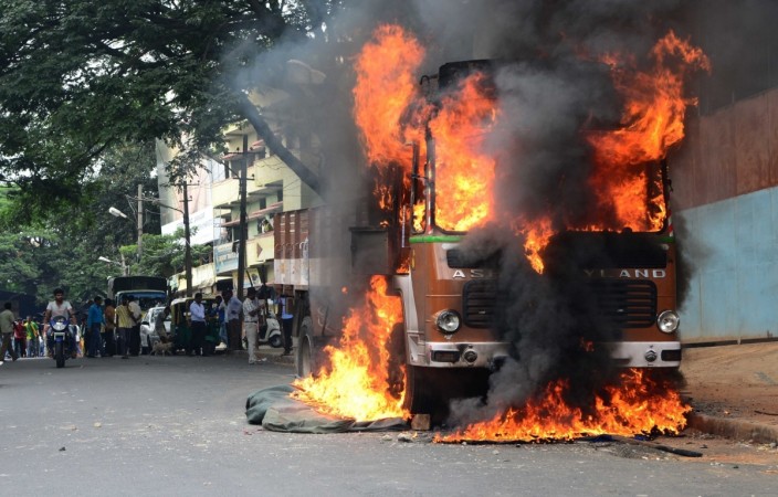 Bengaluru Vehicles with Tamil Nadu registration numbers being torched by protesters on Bengaluru Mysuru road on Sept 12