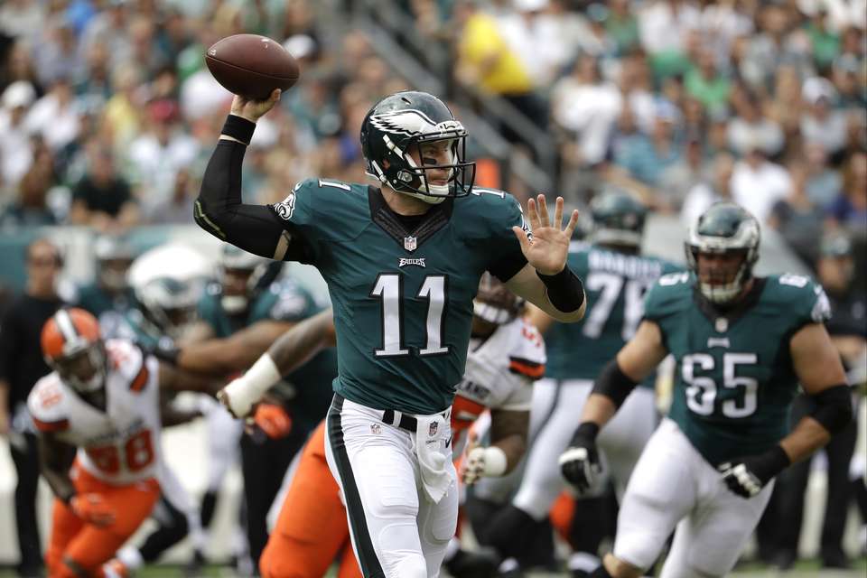 Carson Wentz leads Eagles past Browns 29-10