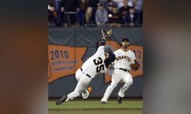 San Francisco Giants&#039 Brandon Crawford makes the catch of St. Louis Cardinals&#039 Stephen Piscotty's short pop-up into left field in front of left fielder Angel Pagan during the ninth inning of a baseball game Saturday Sept. 17 2016