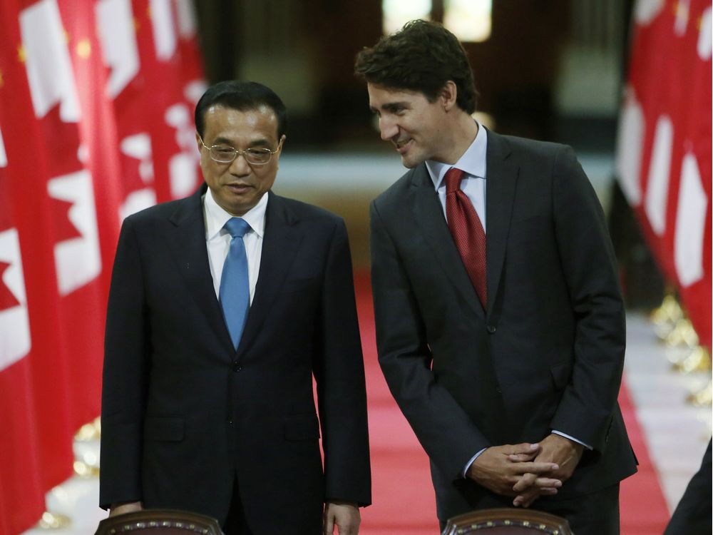 Chinese Premier Li Keqiang and Canadian Prime Minister Justin Trudeau stand in the Hall of Honour as they take part in a signing ceremony on Parliament Hill in Ottawa on Thursday