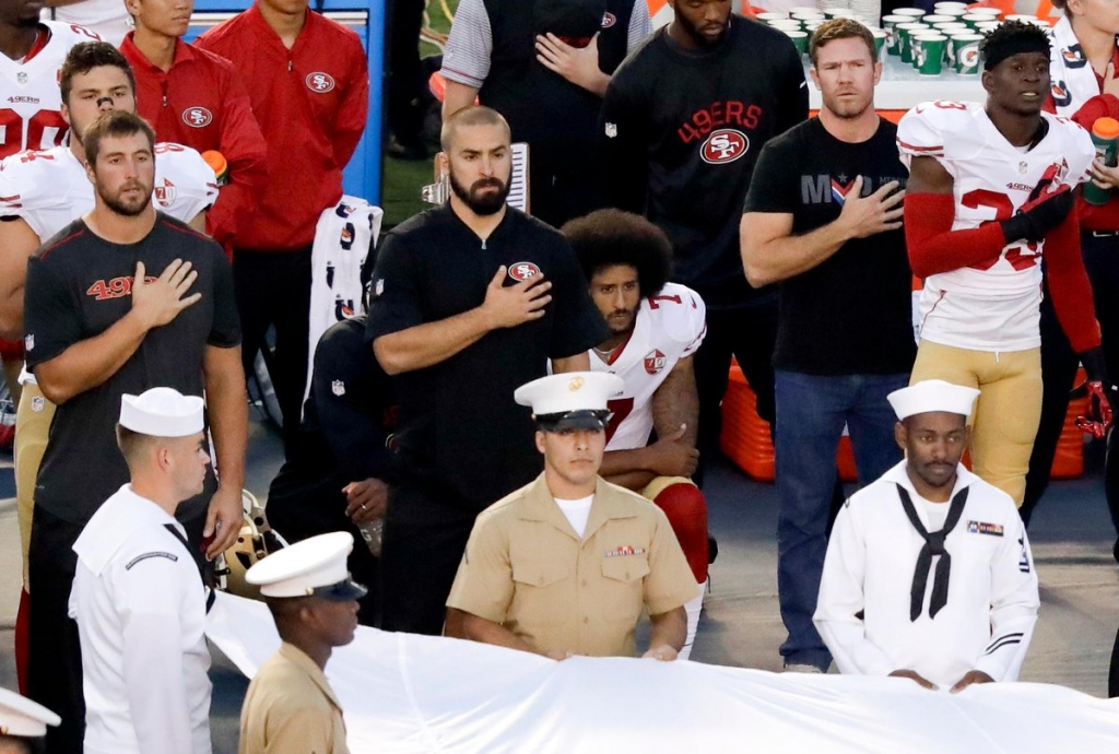 Kaepernick, 49ers teammate kneel during national anthem