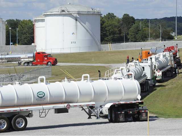 Lines form at the gas pump in the wake of pipeline spill