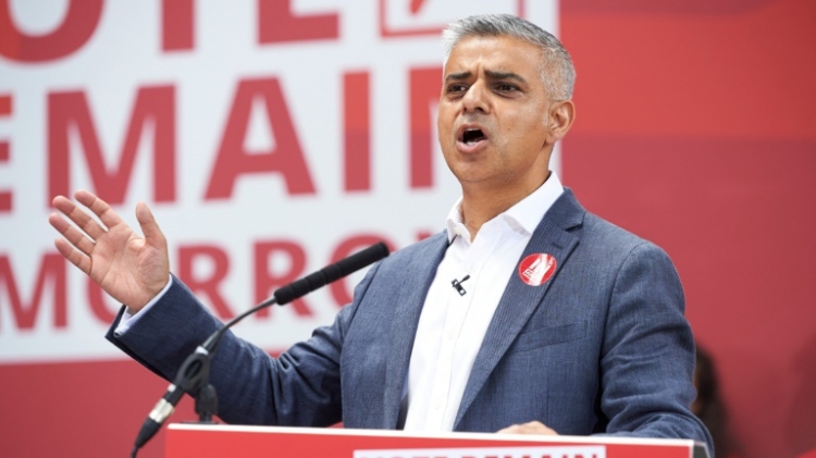 London Mayor Sadiq Khan has thrown his weight behind Owen Smith who is challenging Jeremy Corbyn for leadership of the Labour Party