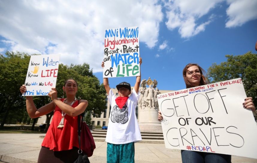 Oil pipeline protest turns violent in southern North Dakota