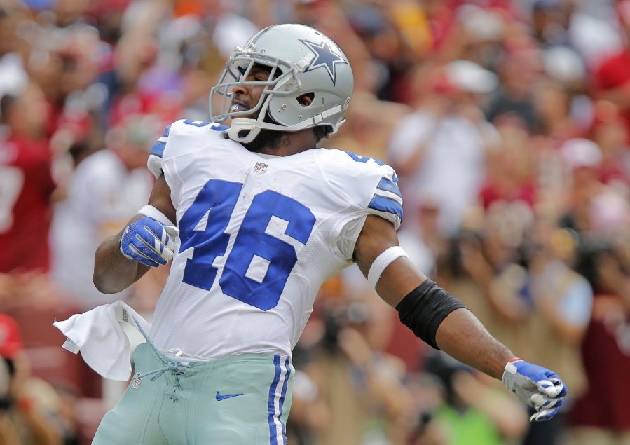 Dallas Cowboys running back Alfred Morris runs the ball in for a touchdown in the fourth quarter against the Washington Redskins on Sunday Sept. 18 2016 at Fed Ex Field in Landover Md