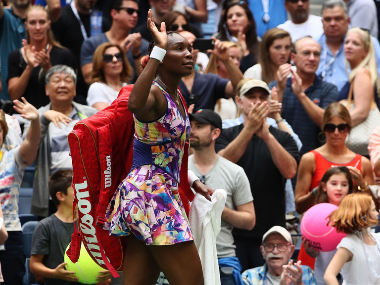 Venus Williams slipped to defeat after winning the first set