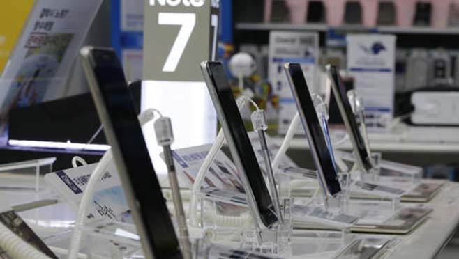 Powered-off Samsung Electronics Galaxy Note 7 smartphones are displayed at the company's service center in Seoul South Korea Sunday Sept. 11 2016. Samsung Electronics is urging consumers worldwide to stop using Galaxy Note 7 smartphones immediate