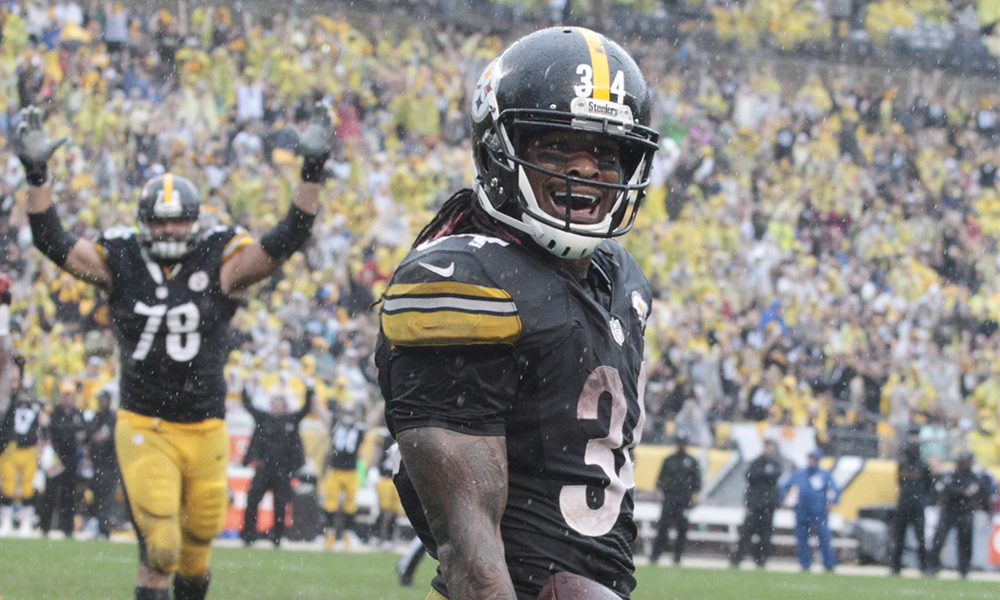 Sep 18 2016 Pittsburgh PA USA Pittsburgh Steelers running back De Angelo Williams reacts to his touchdown catch as Cincinnati Bengals defensive end Michael Johnson and Steelers tackle Alejandro Villanueva also react during the fourth