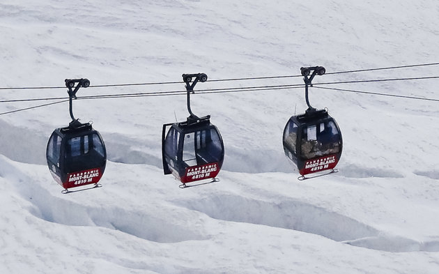 Rescuers Evacuating 110 People Stranded in Cable Car in French Alps