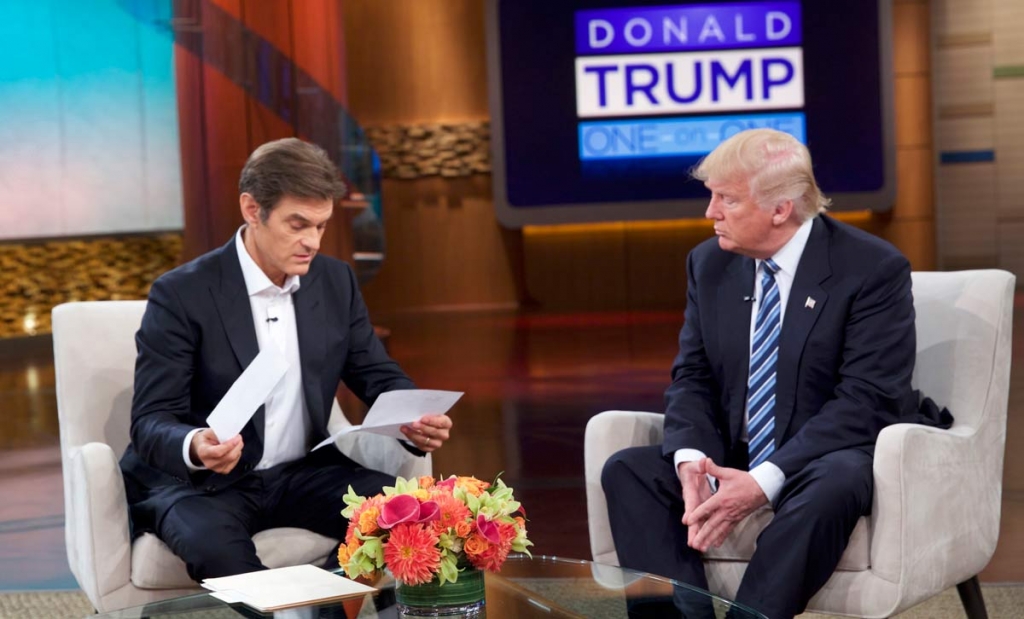 Entertainment shows Dr. Oz left and Republican presidential candidate Donald Trump during a taping of'The Dr. Oz Show' in New York