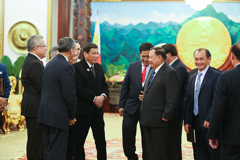 President of the Philippines Gets Handshake From President Obama Despite Insult