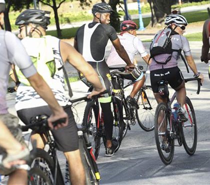 Chicago Bulls&#39 Dwyane Wade center left rides with a group of cyclists in the