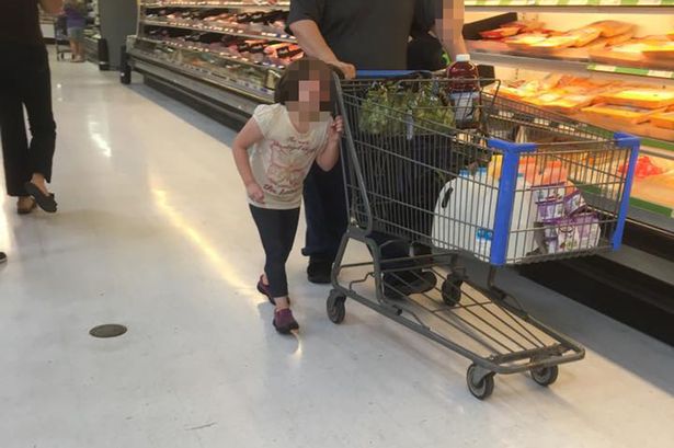 Father pulls daughters hair in Walmart