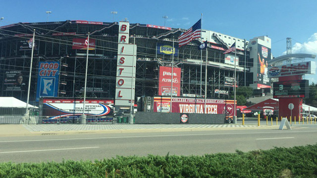 Fans pack Bristol Motor Speedway for Battle at Bristol       /WKRN