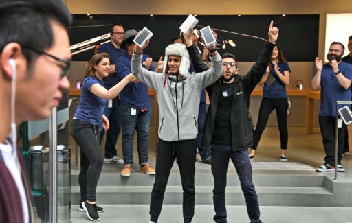 First customers hold their new iPhone 7 as they leave Apple's flagship store in Sydney on 16 September 2016