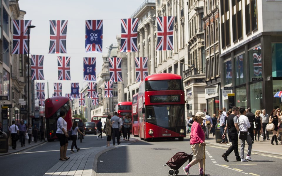 Warm Weather Helps High Street Sales To Rise