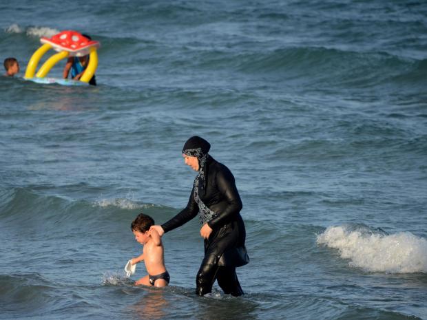 France meets Muslim leaders, experts after burkini row