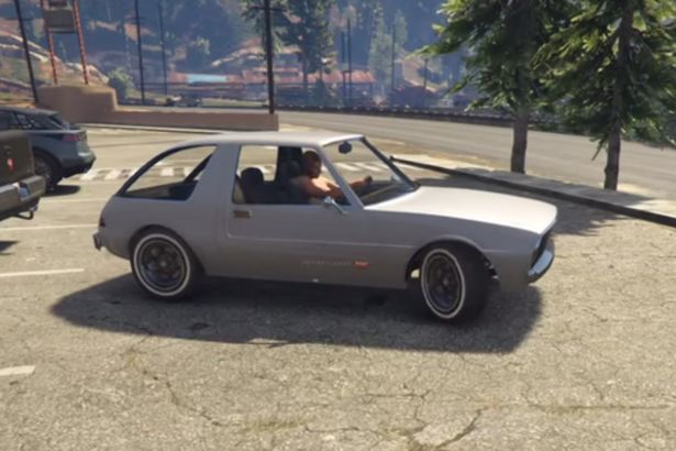 GTA V clip shows a woman struggling to manoeuvre her car