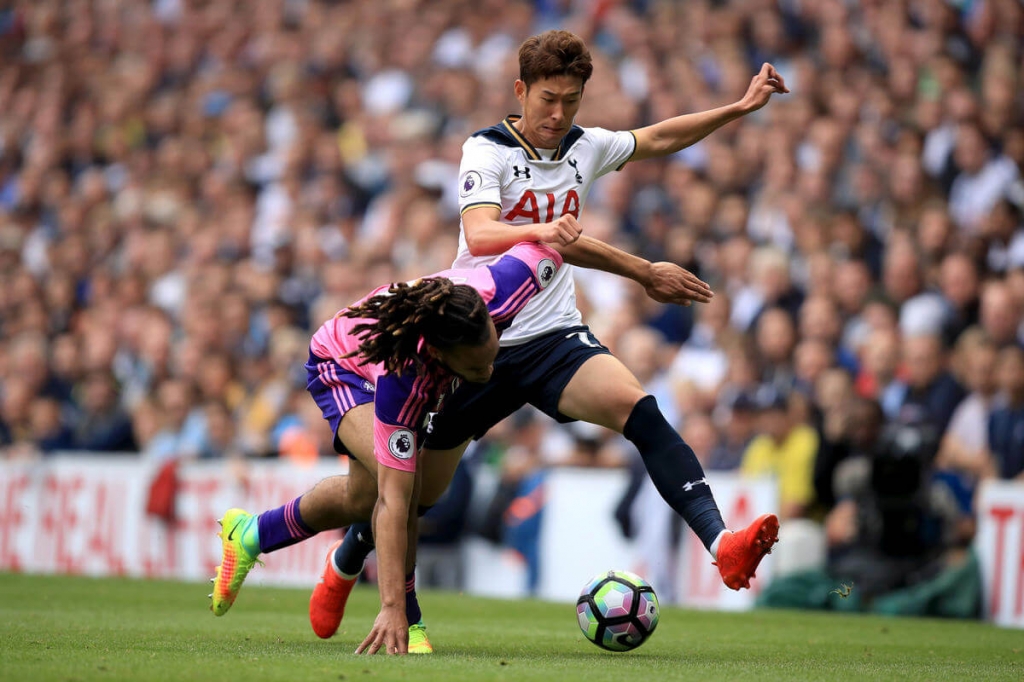 After grabbing Tottenham winner, Kane leaves on crutches